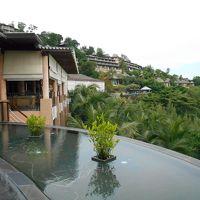 起伏に富んだ丘に客室棟が建ち並びます 