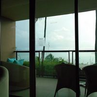 バルコニーにはテーブルとソファーセット 