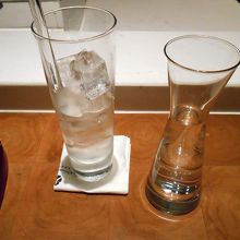 まずは焼酎の水割り、「お水はお好きなだけ」ということでした
