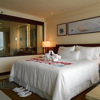 大きなガラス窓の向こう側がバスルームです 