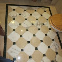 バス・トイレの床も美しい文様です。