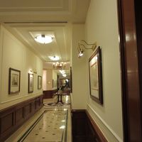 館内の廊下は絵画がたくさん。美術館のようでした。