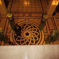 ２（１）階からレセプション前を見下ろした光景です。