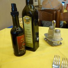 オリーブオイルとバルサミコ酢はテーブルに常設
