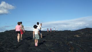 海まで続く真っ黒な溶岩台地をドライブ