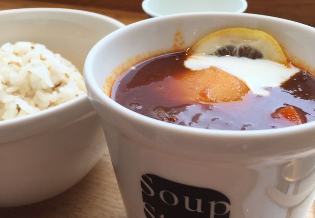 有楽町駅近。おひとりさま率高めのスープ屋さん♪