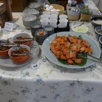 和・洋、沢山の料理が並んでいます 