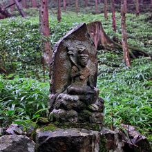 途中、こんな像がいくつか見られます