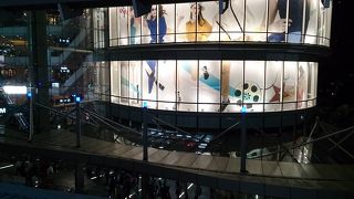 週末の夜はかなり混んでいました