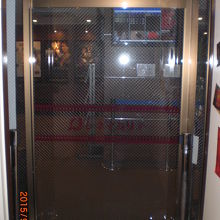 シネマカリテの入口のガラス扉です。開けて、中に入ります。