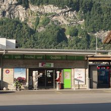 駅舎隣のコンビニ。早朝から開いてます。