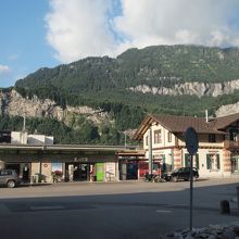 駅の向こうに山。