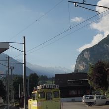 ホーム突き当りからさらに向こうを眺める