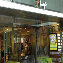 フラッグスの１階入口のガラス扉と入口の様子です。