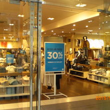 フラッグスの１階のファッション売り場の様子です。