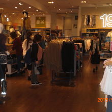 フラッグスのファッションフロアの商品の様子です。