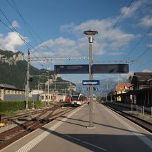 ホーム。線路は突き当り。スイッチバック的に発進します。