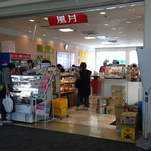 入り口付近　お土産品も扱っています