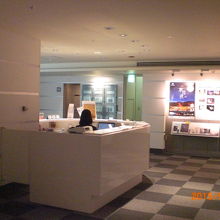 ４階の入口に向いている受付カウンターの様子です。