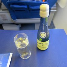 シャンパンが瓶のまま給されるのも珍しいです 