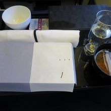 紙の蓋いも心遣いと思いますが、質感は下がりますね 