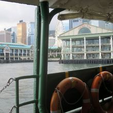 約６分のクルーズで、あっという間に中環フェリーターミナル到着