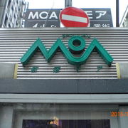 モア４番街は、新宿通りから靖国通りに通じている街路です