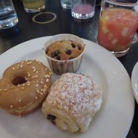 ある日の朝食。デニッシュやケーキ、絞りたてジュースが豊富。