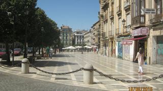 アルハンブラ宮殿へ通じるゴメルス坂がある広場です。