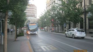 グランド・コロン通りを走る市バス（LAC)です。