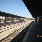 RENFE(国鉄）の駅は町の西端にあります。