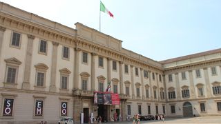 雰囲気の良いカフェが併設されています