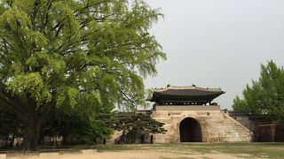 ふだんは開かずの門