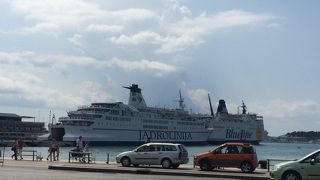 フヴァール島へいくフェリーに乗りました