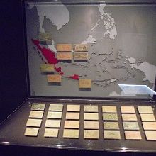 インドネシアの代々の貨幣の実物展示