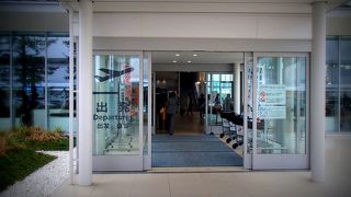 ちょっと特殊な空港。売店では自衛隊グッズや米軍グッズも売っている！