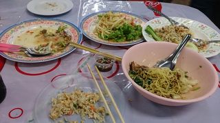 東南アジアの屋台にしては落ち着いています