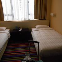 香港のホテルは基本狭いです。