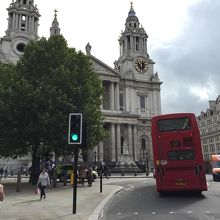 セントポール大聖堂前で下車しました。
