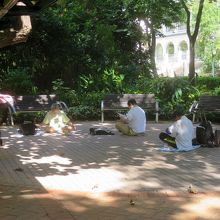 瞑想中の人、瞑想の中休みで新聞を読む人