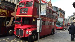 旧式ダブルデッカーには”車掌さん”がいてオツですが、現金は不可みたいです。