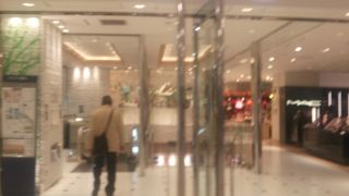 きれいで便利な百貨店です