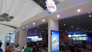 カフェ、ファーストフード、タイ料理など豊富