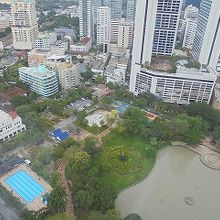 公園横のサービスアパートメントから撮影。大きな池がある。