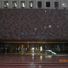 新宿センタービルの１階の玄関の様子です。茶色が基調です。