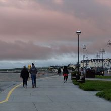 夕暮れ時のソルトヒル遊歩道。遊園地の観覧車が見えます