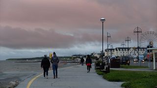 ソルトヒルのゴールウェイ湾沿いに伸びる遊歩道