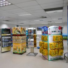 空港に到着、バゲージクレームで地図をピックアップ 