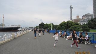 横浜市民の憩いの場「山下公園」は、関東大震災の瓦礫で海を埋め立て造成された公園です。