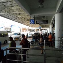 タクシーやバンなどを待つ人たちが一杯です 